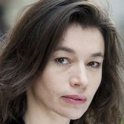 Karine Adrover 飾演 Esther's Mother