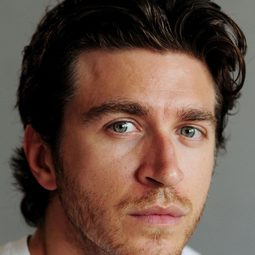 亞歷山德羅·羅亞  飾演 politico romano