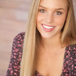 艾蜜莉·皮奇 飾演 Cindy