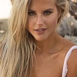 Brennah Black 飾演 Blonde Girl