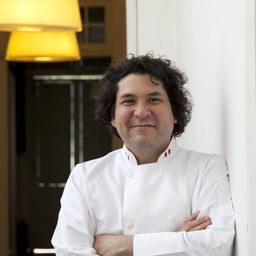 Gastón Acurio 飾演 Self