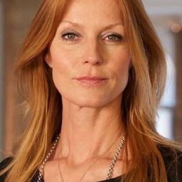 Esther Schweins 飾演 Sissi