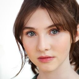 瑪德琳·葛莉絲 飾演 Phoenix