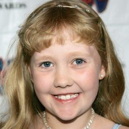 Megan McKinnon 飾演 Wendy