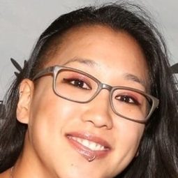 Jacky Shu 飾演 Skeptical Teammate