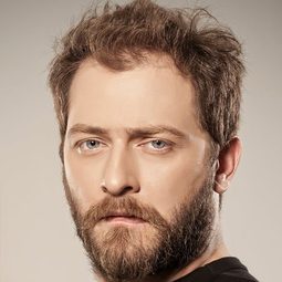 阿利坎·由傑碩 - 隔離過除夕演員 飾演Alican