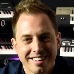 Jon Shone 飾演 Self