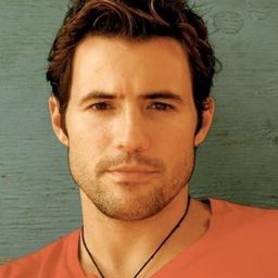 Kris Black 飾演 News Anchor