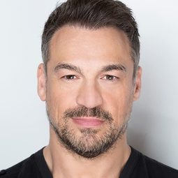 艾力克斯·包諾維克 飾演 Winter