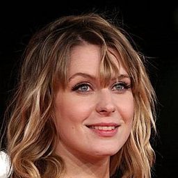 Elena Radonicich 飾演 Laura Menoni