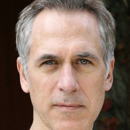 湯姆·阿曼迪斯 飾演 Thom Weller