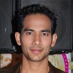 查拉德·納宋卡拉 飾演 Doctor