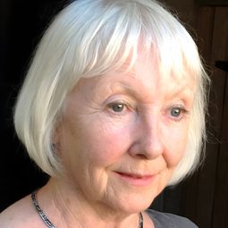 Maureen O'Brien 飾演 Mrs. Richardson