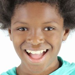 Kauan Alvarenga 飾演 Tiquinho