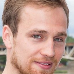 馬特烏什·亞尼基 - 村民總動員演員 飾演Kuba Wolak