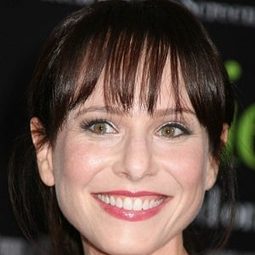 Jillian Bach 飾演 Annabelle