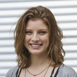 姬莉亞·蓋亞索 飾演 Suzana