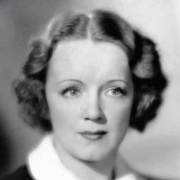 Inez Courtney 飾演 Ilona