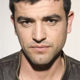 Amos Tamam 飾演 Simon Hasson