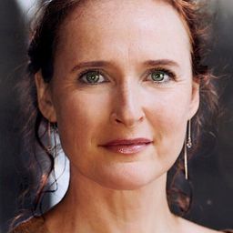 Deborah Kaufmann 飾演 Isabelle