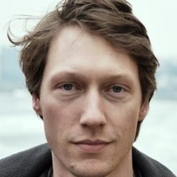 Simon J. Berger - 瓊森幫：完美盜竊演員 飾演Charles-Ingvar Jönsson