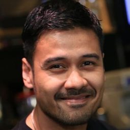 奇戈·傑里科 - 亂世情詩演員 飾演Rumi