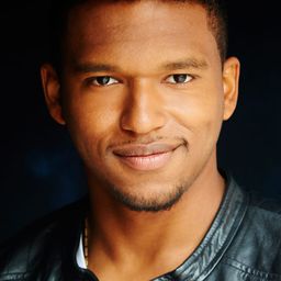 Lovell Adams-Gray 飾演 Mike Mahoney