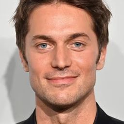 盧卡斯巴禾 - 哈里斯夫人去巴黎演員 飾演André Fauvel