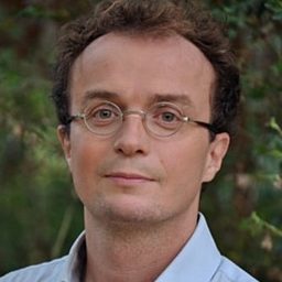 François Perache 飾演 Le médecin