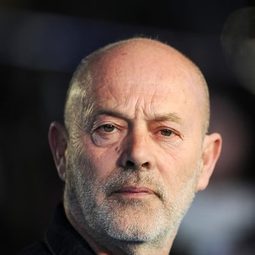 Keith Allen 飾演 Gino