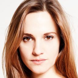 露絲·布萊德利 - 如何在 9 周內改變演員 飾演Caroline Reid