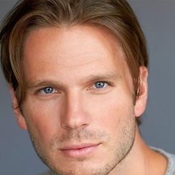 Benjamin Ashbrook 飾演 Chad Collins