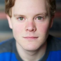 Alex Weisman 飾演 Adam