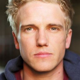 Luke Stratte-McClure 飾演 Detective Claussen