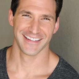 Lucas Ford 飾演 Charlie