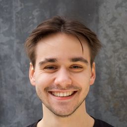 Louie Betton 飾演 Alex