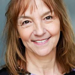 Victoria Willing 飾演 Mrs. Cartwright