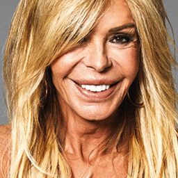 Bibiana Fernández 飾演 Flower Seller