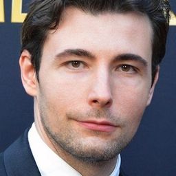 Vincent van Ommen 飾演 Agent Van Beek