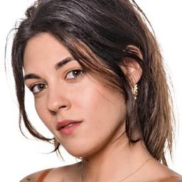 Niki Vakali 飾演 Daphne