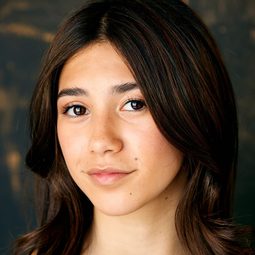 史嘉蕾·艾斯特維茲 飾演 Leaf (voice)