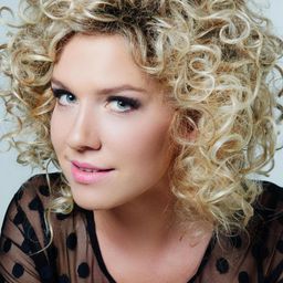 Magdalena Wróbel 飾演 Producer