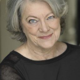 Laura Whyte 飾演 Sue