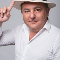 Robert Makłowicz 飾演 Snake (voice)