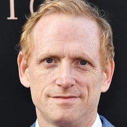 Scott Shepherd 飾演 Director NI Edwin Russell