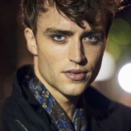 Matthew Ball 飾演 The Conductor