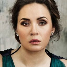 頌雅•詠切娃 飾演 Luisa