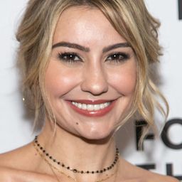 Chelsea Kane 飾演 Meredith