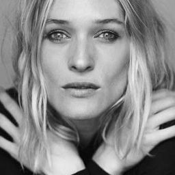 艾拉·賈思 飾演 Ella