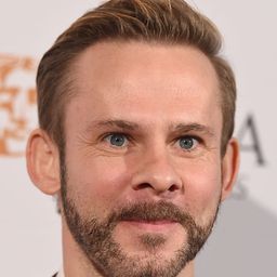 多明尼克·莫納罕 飾演 Warren Gomes